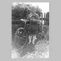 106-0049 Fritz Adomeit mit seinem ersten Fahrrad.jpg
